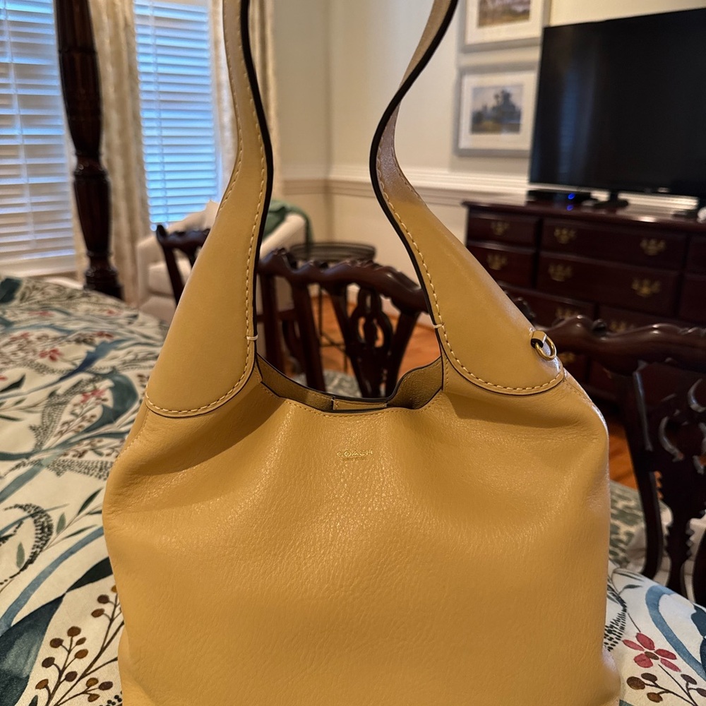 Coach leather shoulder bag with magnetic closure
